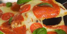 Домашна пица на тиган с пеперони и моцарела