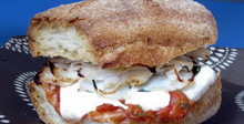 Сандвич с пиле, моцарела и пикантен сос